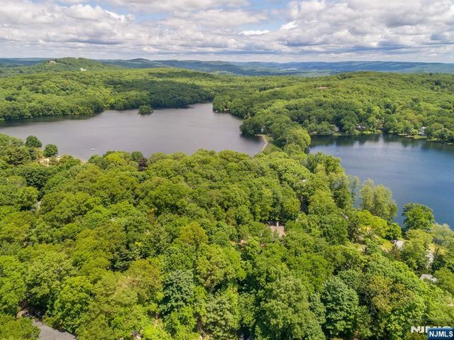 12 Ledgewood Trail, Kinnelon Borough, NJ 07405