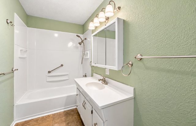 4204 S Bartlow Dr, Wichita, KS 67217