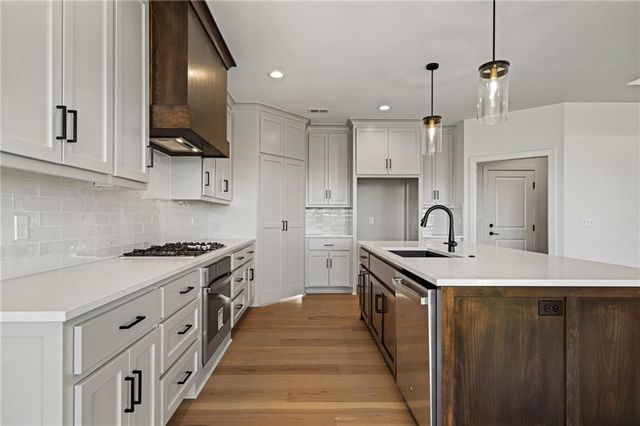 25010 W 89th Terrace, Lenexa, KS 66227