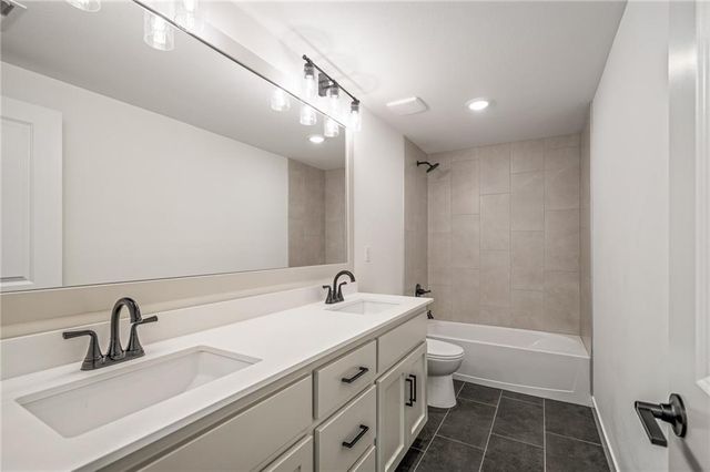 25010 W 89th Terrace, Lenexa, KS 66227