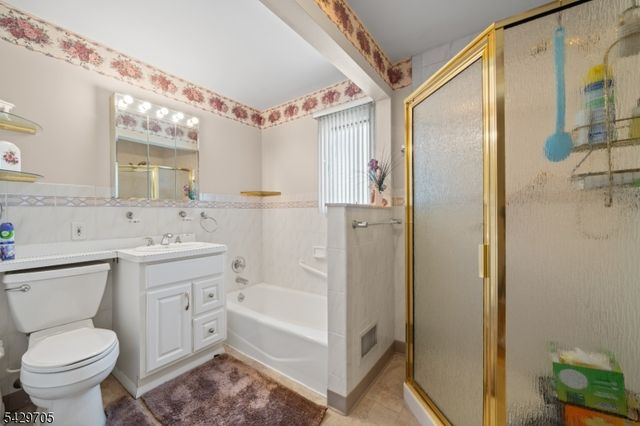 43 Elm Hill Rd, Clifton City, NJ 07013