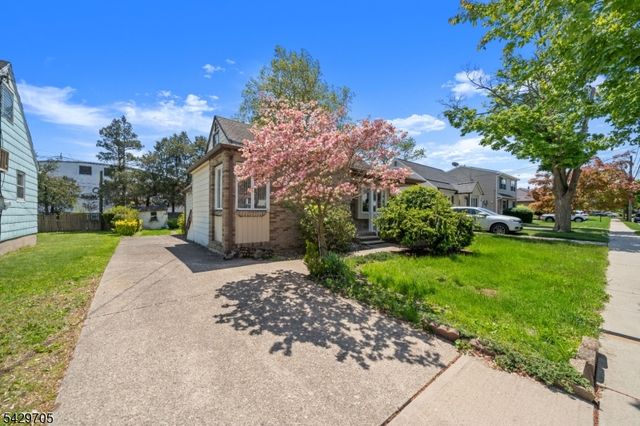 43 Elm Hill Rd, Clifton City, NJ 07013