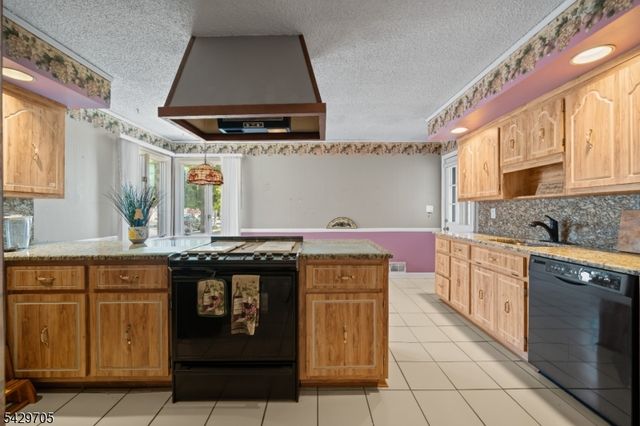 43 Elm Hill Rd, Clifton City, NJ 07013