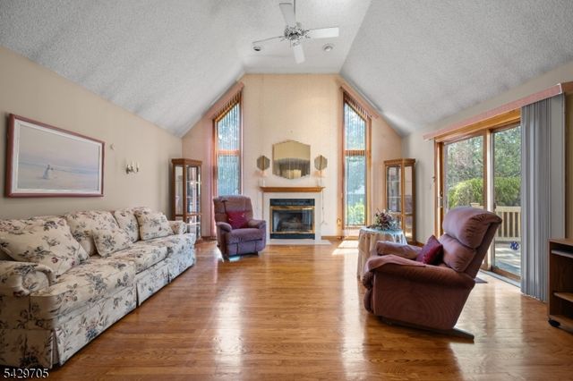 43 Elm Hill Rd, Clifton City, NJ 07013
