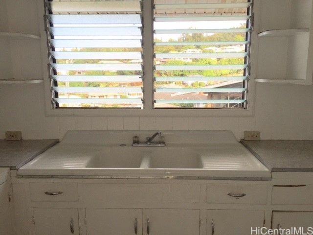 2207 St Louis Drive, Honolulu, HI 96822