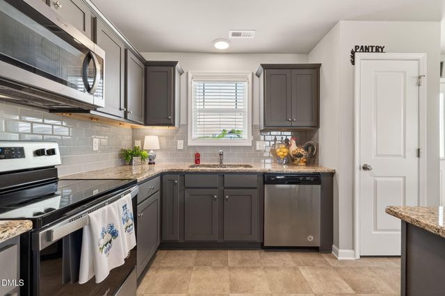 25 Cornfield Lane, Benson, NC 27504