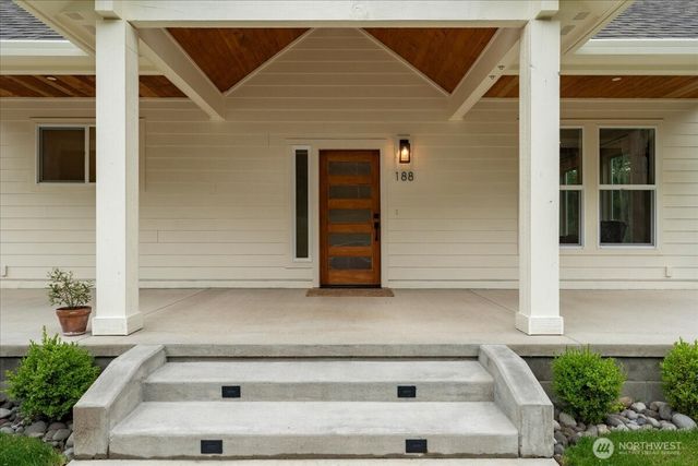 188 Sparrow Lane, Castle Rock, WA 98611