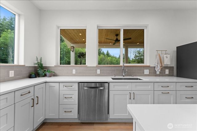 188 Sparrow Lane, Castle Rock, WA 98611