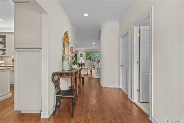 18 Brookview Drive, Pleasantville, NY 10570