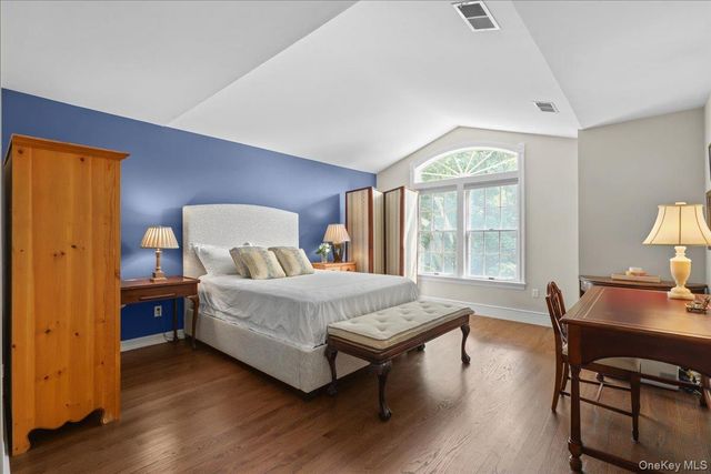 18 Brookview Drive, Pleasantville, NY 10570