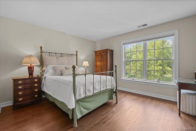 18 Brookview Drive, Pleasantville, NY 10570