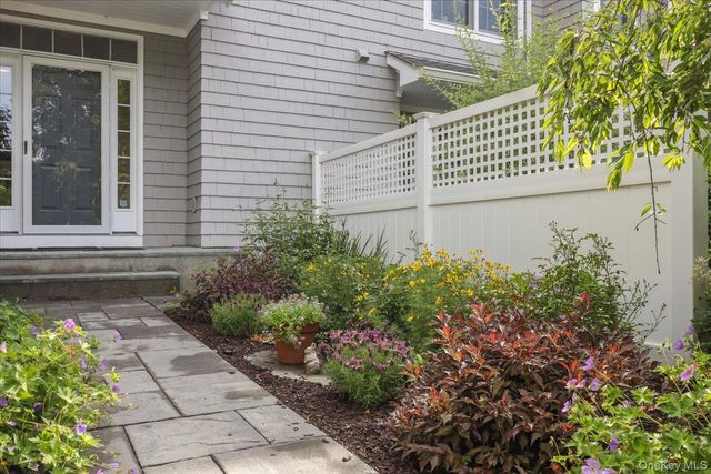 18 Brookview Drive, Pleasantville, NY 10570