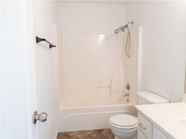 709 Woodland Circle, Grain Valley, MO 64029