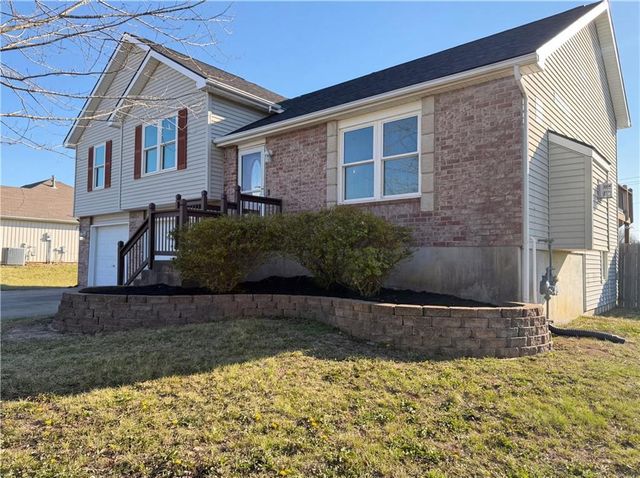 709 Woodland Circle, Grain Valley, MO 64029