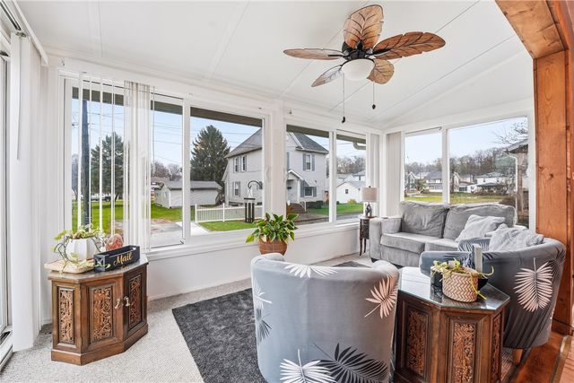 16 S 9th St, Sharpsville, PA 16150