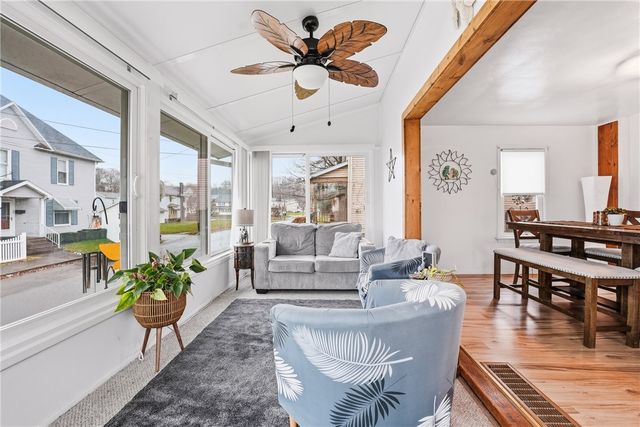 16 S 9th St, Sharpsville, PA 16150