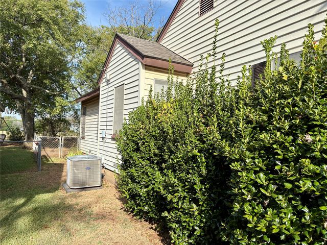 705 N Derby Street, Denison, TX 75020