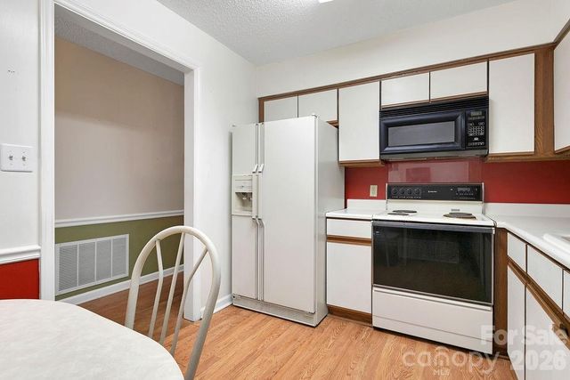 1904 Abbey Circle, Asheville, NC 28805