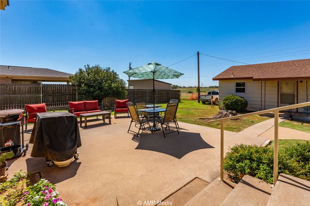 902 E Burnside Street, Rotan, TX 79546