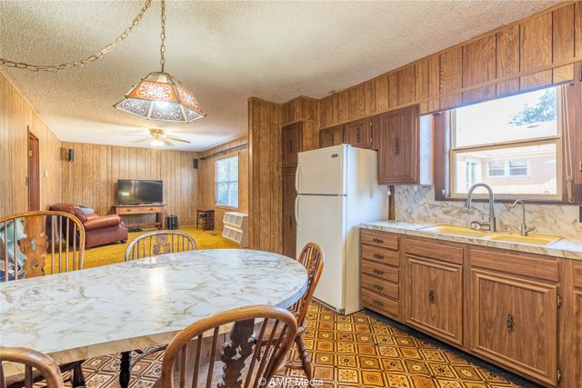 902 E Burnside Street, Rotan, TX 79546