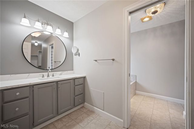 889 Lynnhaven Lane, Akron, OH 44313