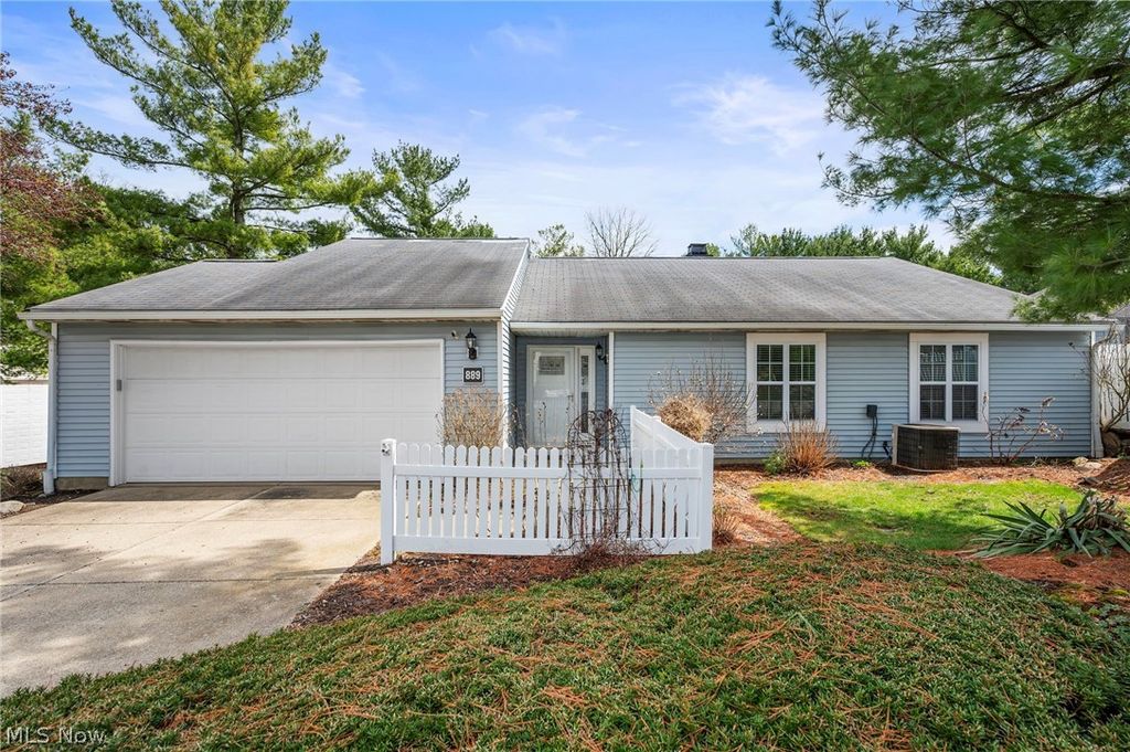 889 Lynnhaven Lane, Akron, OH 44313