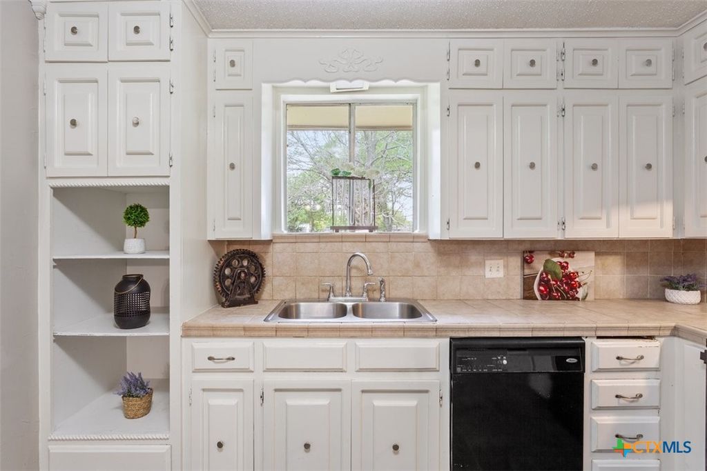 Image 14 of property listing at 4912 S Pea Ridge Road, Temple, TX 76502