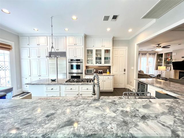 27 Lana Lane A, Houston, TX 77027