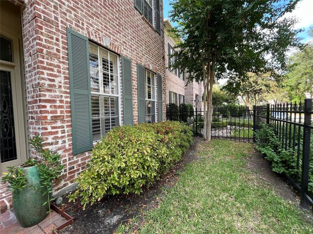 27 Lana Lane A, Houston, TX 77027