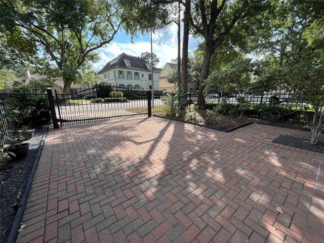 27 Lana Lane A, Houston, TX 77027