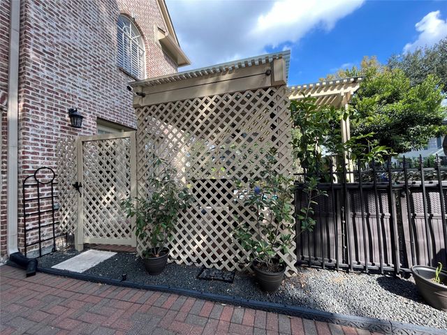 27 Lana Lane A, Houston, TX 77027