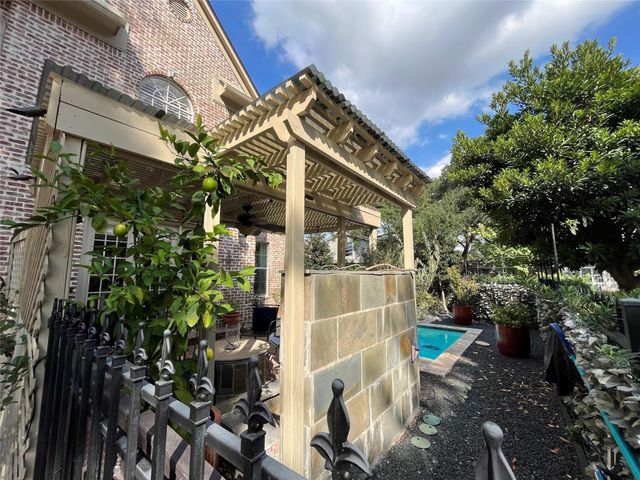 27 Lana Lane A, Houston, TX 77027