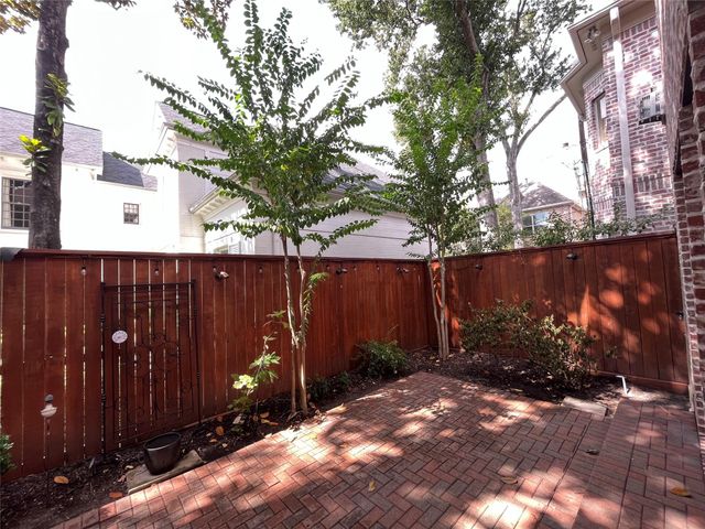 27 Lana Lane A, Houston, TX 77027