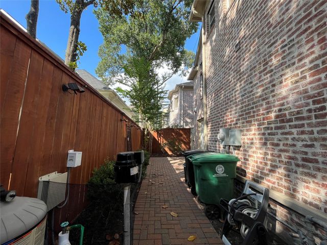 27 Lana Lane A, Houston, TX 77027