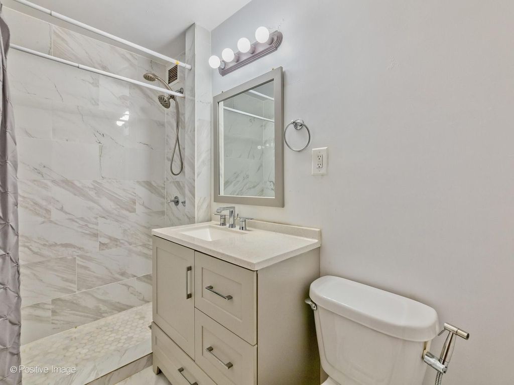 Image 12 of property listing at 6300 N SHERIDAN Road 204, Chicago, IL 60660