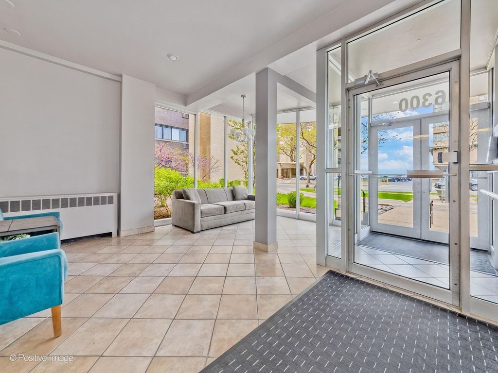 Image 13 of property listing at 6300 N SHERIDAN Road 204, Chicago, IL 60660