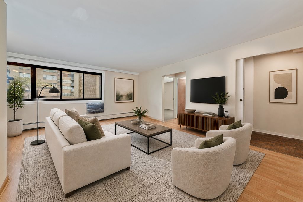 Image 3 of property listing at 6300 N SHERIDAN Road 204, Chicago, IL 60660