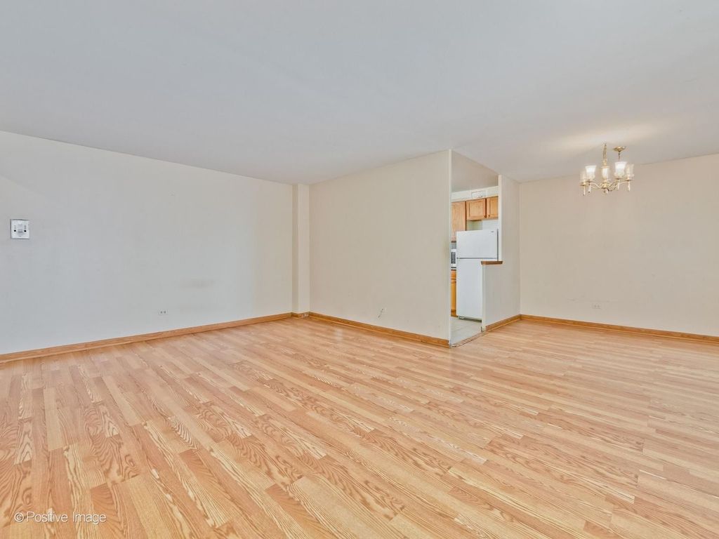Image 4 of property listing at 6300 N SHERIDAN Road 204, Chicago, IL 60660