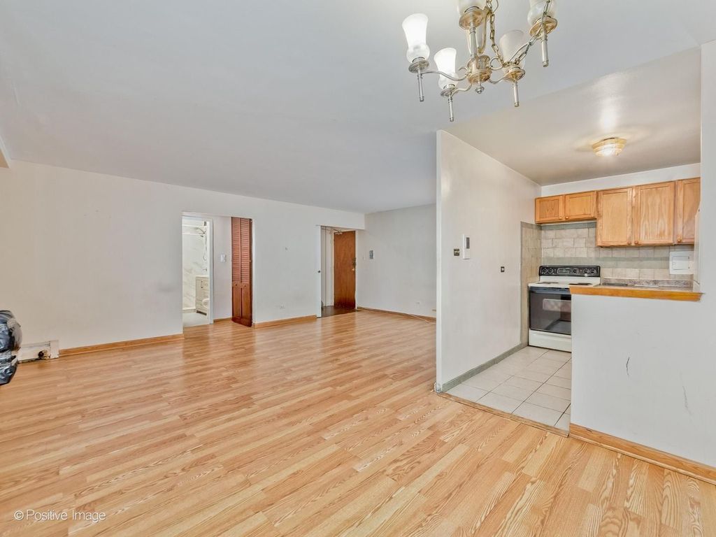 Image 5 of property listing at 6300 N SHERIDAN Road 204, Chicago, IL 60660