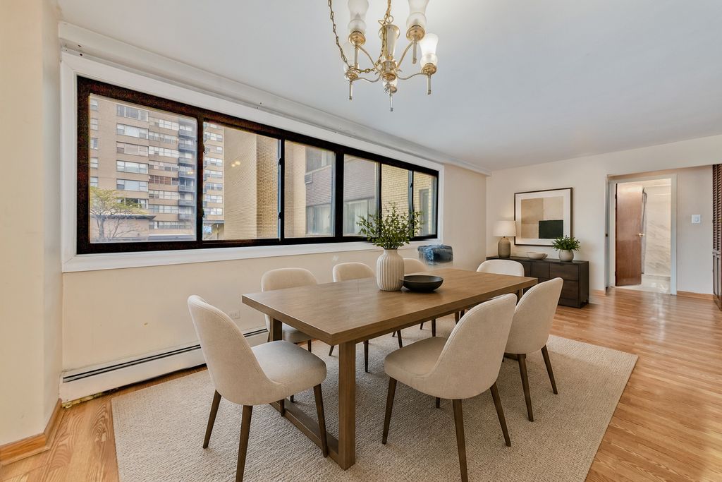 Image 6 of property listing at 6300 N SHERIDAN Road 204, Chicago, IL 60660