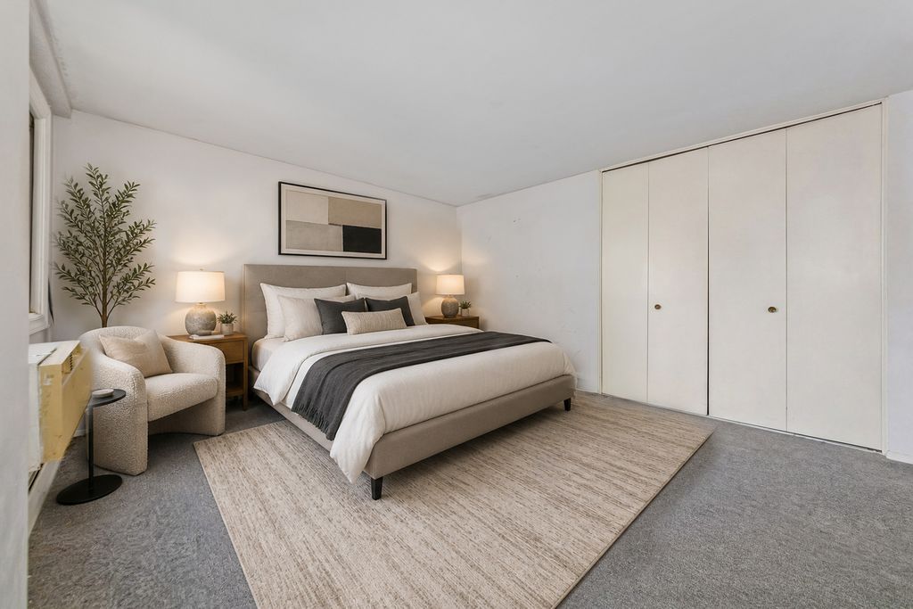 Image 7 of property listing at 6300 N SHERIDAN Road 204, Chicago, IL 60660