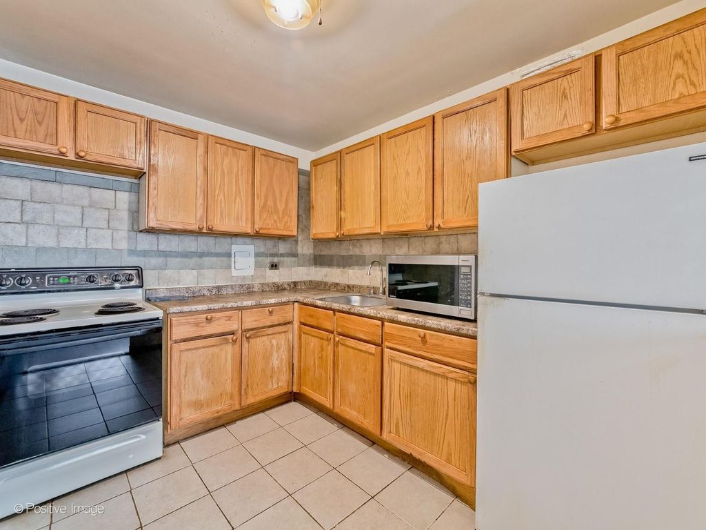 Image 8 of property listing at 6300 N SHERIDAN Road 204, Chicago, IL 60660