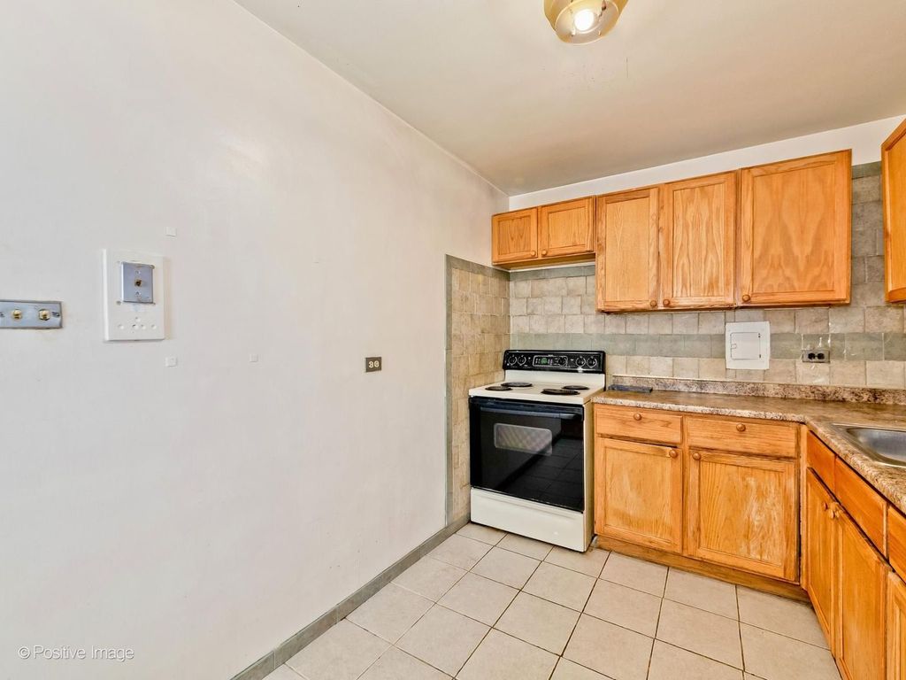 Image 9 of property listing at 6300 N SHERIDAN Road 204, Chicago, IL 60660