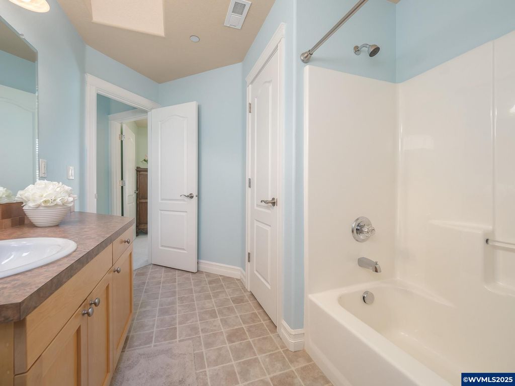 Image 35 of property listing at 3866 Oak Meadows Lp, Newberg, OR 97132