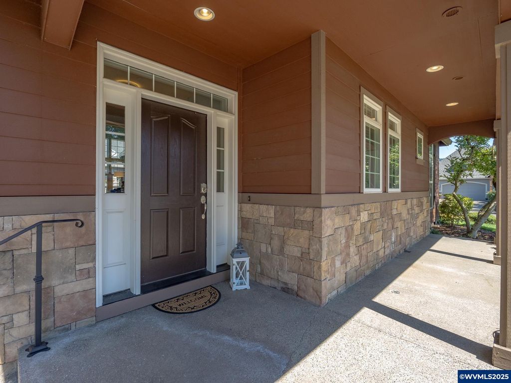 Image 5 of property listing at 3866 Oak Meadows Lp, Newberg, OR 97132