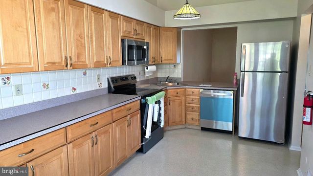 1447 THORNWOOD DR, Mount Laurel, NJ 08054