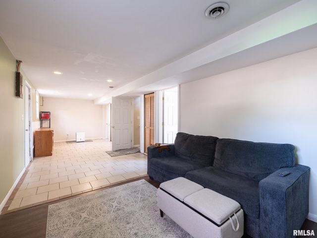 3919 W VIRDEN Drive, Peoria, IL 61615