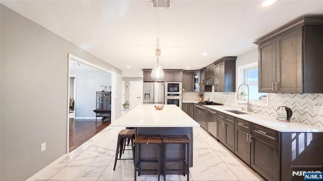 240 E Clinton Avenue, Tenafly, NJ 07670