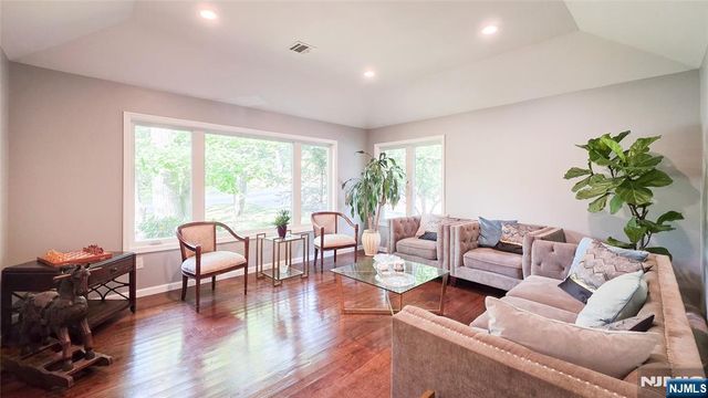 240 E Clinton Avenue, Tenafly, NJ 07670