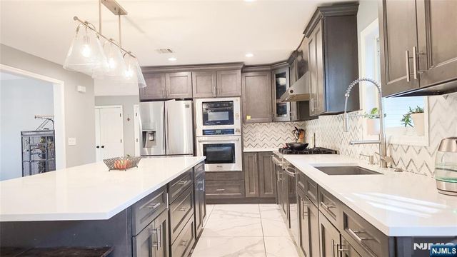 240 E Clinton Avenue, Tenafly, NJ 07670